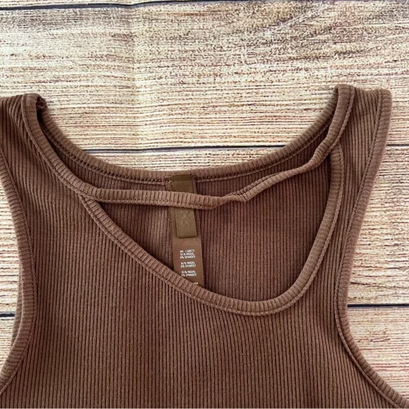 Skims Cutout Ribbed Tank - Picture 4 of 7